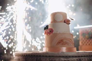 Düğün pastası akşam selamlıyor arka plan üzerinde bir tablo