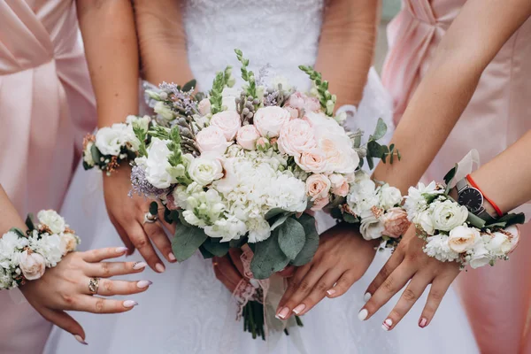 Bridesmaids Pink Dresses Holding Beautiful Flowers Hands Bride Holding Wedding — Stock Photo, Image