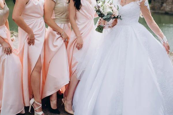 Bridesmaids Pink Dresses Holding Beautiful Flowers Hands — Stock Photo, Image