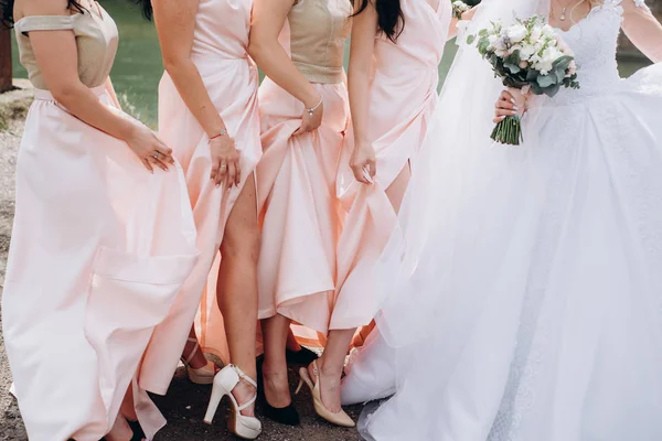 Bridesmaids Pink Dresses Holding Beautiful Flowers Hands — Stock Photo, Image