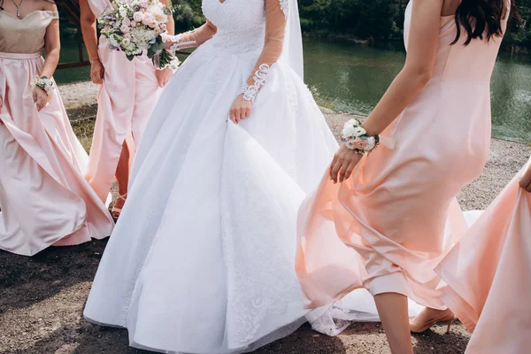 Damas Honor Vestidos Color Rosa Con Hermosas Flores Las Manos — Foto de Stock