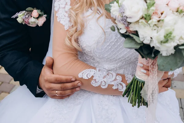 Νύφη Και Γαμπρός Αγκάλιασμα Κατέχουν Ένα Όμορφο Μπουκέτο Λουλούδια — Φωτογραφία Αρχείου