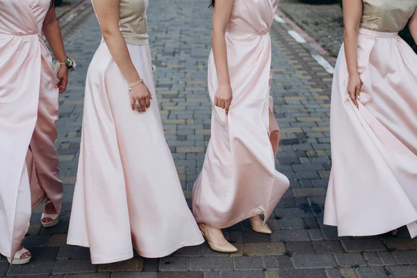 Bridesmaids Pink Dresses Holding Beautiful Flowers Hands — Stock Photo, Image