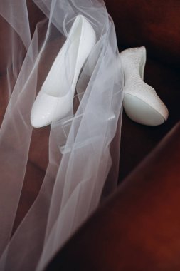Gelin Ayakkabıları bir bez altında kırmızı bir arka plan üzerinde yalan