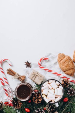 Kış sıcak içecek. Noel sıcak çikolata veya kakao ile hatmi, çerezleri Noel süslemeleri beyaz zemin üzerine. Düz Lay.
