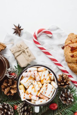 Kış sıcak içecek. Noel sıcak çikolata veya kakao ile hatmi, çerezleri Noel süslemeleri beyaz zemin üzerine. Düz Lay.