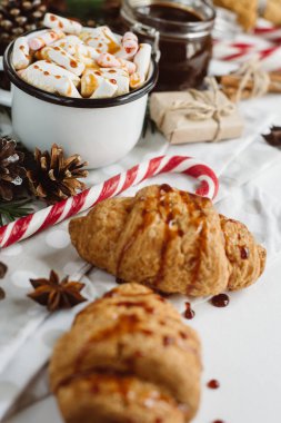 Kış sıcak içecek. Noel sıcak çikolata veya kakao ile hatmi, çerezleri Noel süslemeleri beyaz zemin üzerine. Düz Lay.