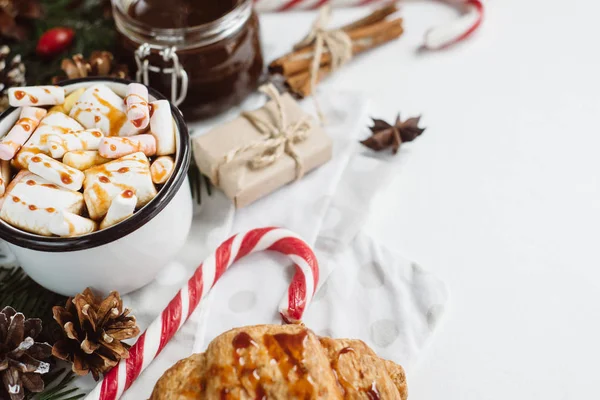 冬季热饮料 圣诞热巧克力或可可与棉花糖 饼干在白色背景与圣诞装饰品 — 图库照片
