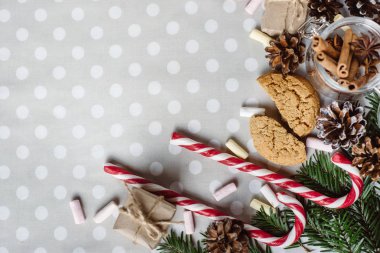 Noel arka plan beyaz arka planda düz yatıyordu şenlikli dekorasyon ile.