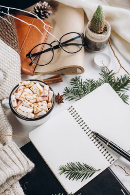 Kış düz yatıyordu. Sıcak çikolata veya kakao ile hatmi, kurabiye, defter ve tartan dokulu süveter ile beyaz arka plan üzerinde.