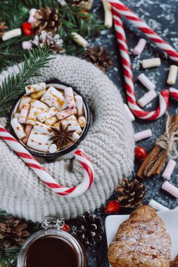 Kış sıcak içecek. Çikolata veya kakao ile hatmi, kurabiye, şeker koyu arka plan üzerinde. Düz Lay.