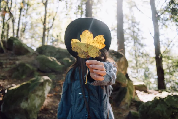 Women Tourist Holds Maple Leaf — Stock Photo, Image