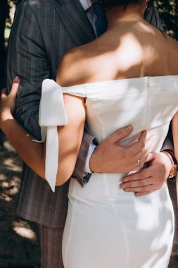 Evli bir çift açık içinde sarılma aşık