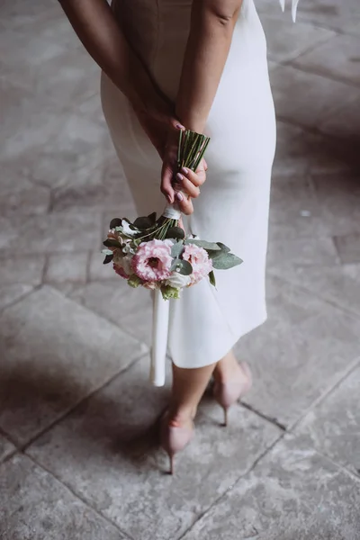 Dziewczyna Sukience Trzyma Bukiet Ślubny Białych Czerwonych Kwiatów — Zdjęcie stockowe