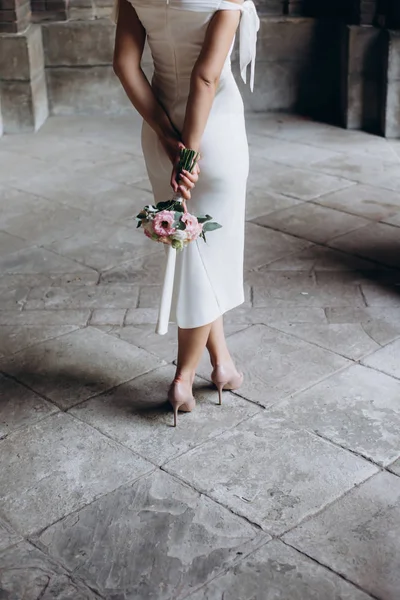 Fille Dans Une Robe Tient Bouquet Mariage Avec Des Fleurs — Photo