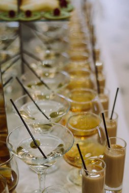 Martini ve brendi gözlük bir dizi üzerinde bar. Kutlama veya diğer olay.