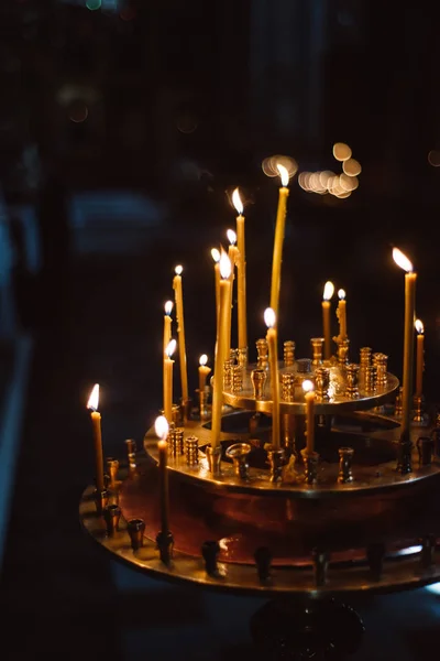 Castiçal Redondo Com Vela Ardente Templo — Fotografia de Stock