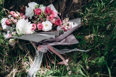 Yeşil çim zemin üzerine beyaz ve kırmızı çiçekler Buket