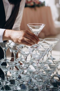 barmen gözlük bir piramitten koyar