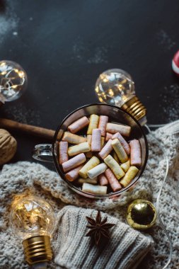 kış sıcak içecekler. Yeni yıl kutlama karanlık düz lay sunar, Etiketler, çelenk ve koyu ahşap arka plan üzerinde kopya alanı ile.