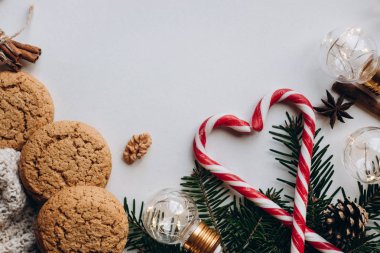 Noel arka plan beyaz arka planda düz yatıyordu şenlikli dekorasyon ile.