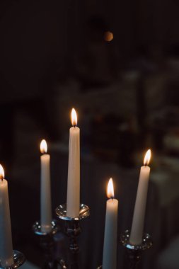 Yanan mum Şamdan koyu arka plan üzerinde. Vintage tarzı. 