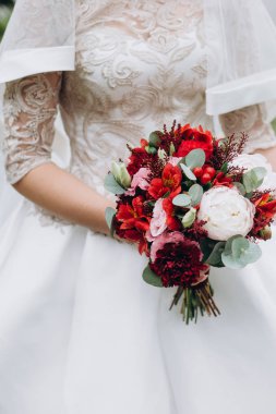 gelinler ellerinde kırmızı ve beyaz çiçekler buket düğün