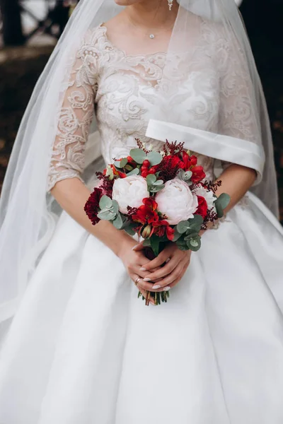 Γαμήλια Ανθοδέσμη Από Κόκκινα Και Λευκά Λουλούδια Στα Χέρια Νύφες — Φωτογραφία Αρχείου