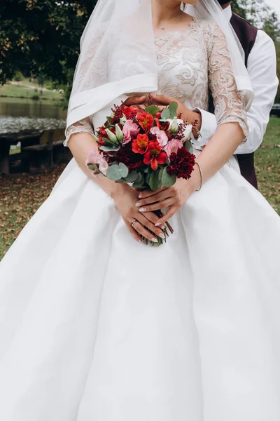 Casal Bonito Exterior Lindas Flores Casamento — Fotografia de Stock