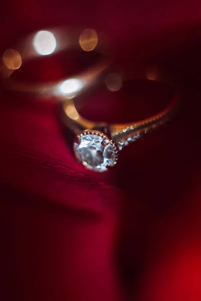 Ein Verlobungsring Einer Roten Rose — Stockfoto