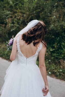 Genç gelin ve onu detaylarını arka plan doğa cüppe. Zarif gelinlik arkası 