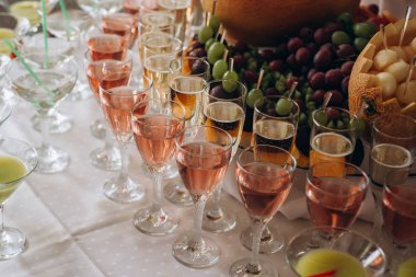 Egzotik alkollü kokteyller. Masada meyve