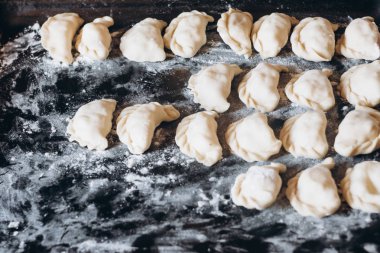 Karanlık bir gemide çiğ köfte. Geleneksel ev yapımı yemek. Köfte pişirme işlemi. 