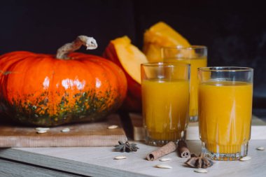 Taze kabak suyu koyu arka plan üzerine tarçın ile