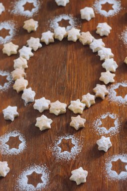 yıldız şeklinde ahşap bir masa tanımlama bilgilerini