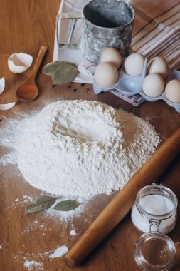 Hamur hazırlama. un tozu, yumurta, baharat ahşap arka plan üzerinde