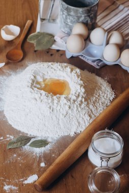 Hamur hazırlama. un tozu, yumurta, baharat ahşap arka plan üzerinde