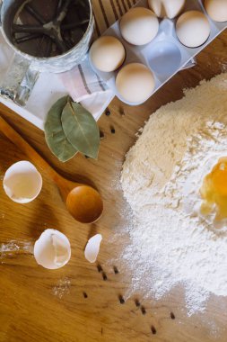 Hamur hazırlama. un tozu, yumurta, baharat ahşap arka plan üzerinde