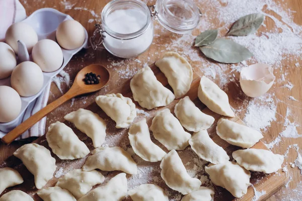 Comida Casera Tradicional Dumplings Crudos Una Tabla Madera Proceso Cocción — Foto de Stock