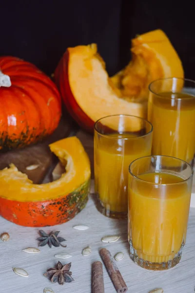 Succo Zucca Fresco Con Cannella Sfondo Scuro — Foto Stock