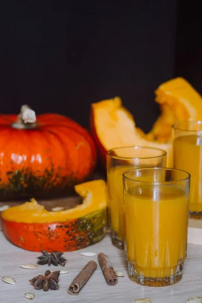 Succo Zucca Fresco Con Cannella Sfondo Scuro — Foto Stock