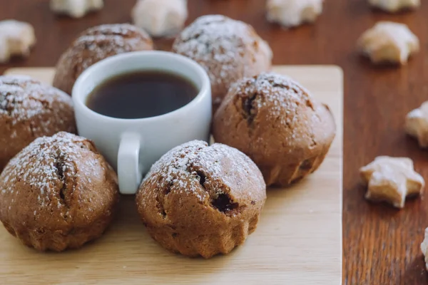 Bir fincan kahve ile ahşap bir masa tanımlama bilgilerini.