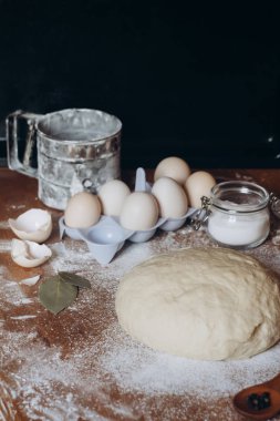 Tereyağı, un ve yumurta ahşap masa üzerinde çiğ hamur