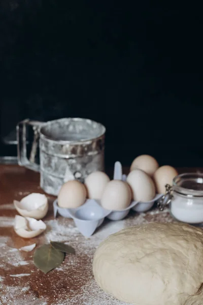 Masa Cruda Con Mantequilla Harina Huevos Sobre Mesa Madera — Foto de Stock