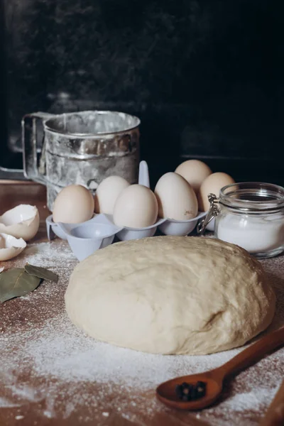 Masa Cruda Con Mantequilla Harina Huevos Sobre Mesa Madera — Foto de Stock