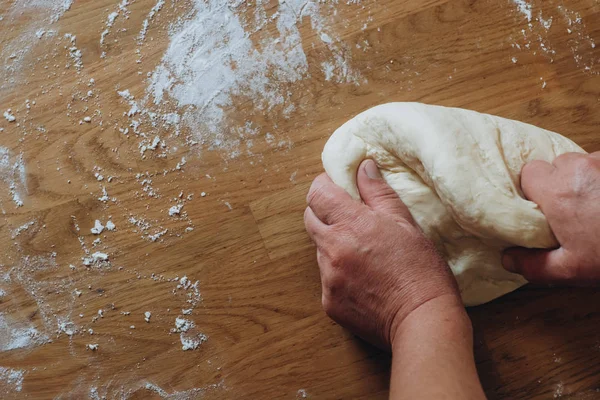 Manos Amasando Masa Cruda Sobre Mesa Madera — Foto de Stock