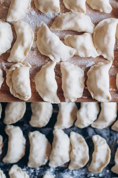 Dumplings Crudos Una Tabla Oscura Comida Casera Tradicional Proceso Cocción — Foto de Stock