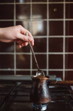  Bir gaz ocakta kahve pişirme.