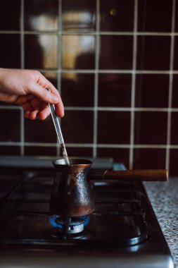  Bir gaz ocakta kahve pişirme.