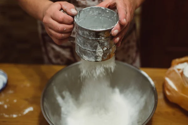 Mani Che Impastano Una Pasta — Foto Stock